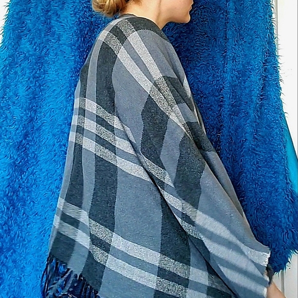 🍭 3 x $25 | SIIZU Charcoal Plaid Poncho by Causebox    O/S - Picture 2 of 8
